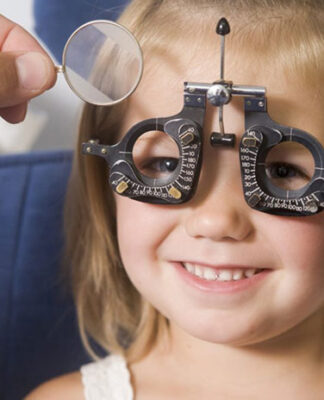 Cand se face primul consult oftalmologic la copil